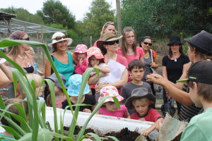 Mums and Kids learn about worm farming with Do